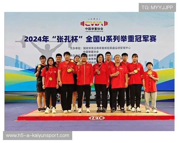 中国举重队在选拔赛中多名选手突破自我纪录